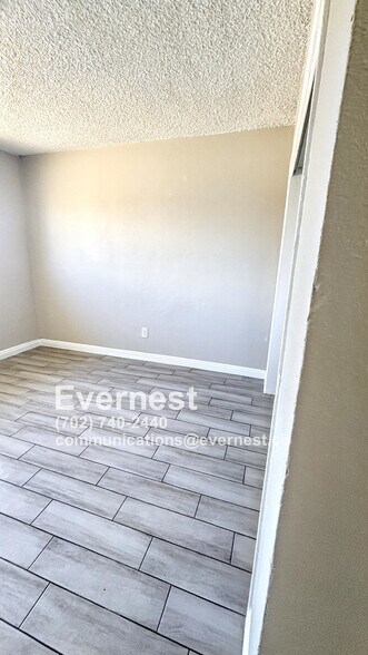 Building Photo - 718 W Wilson Ave