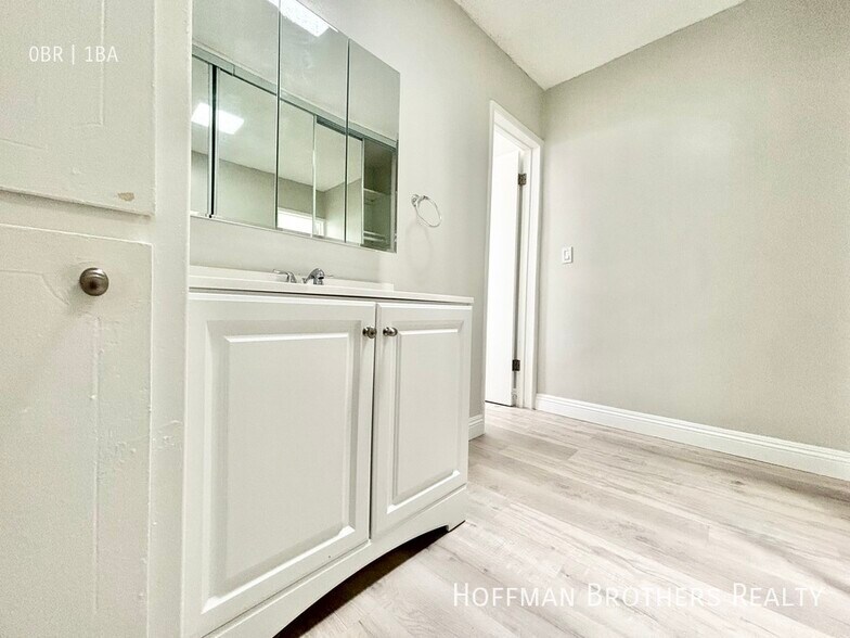 Building Photo - 5452 Sierra Vista Ave