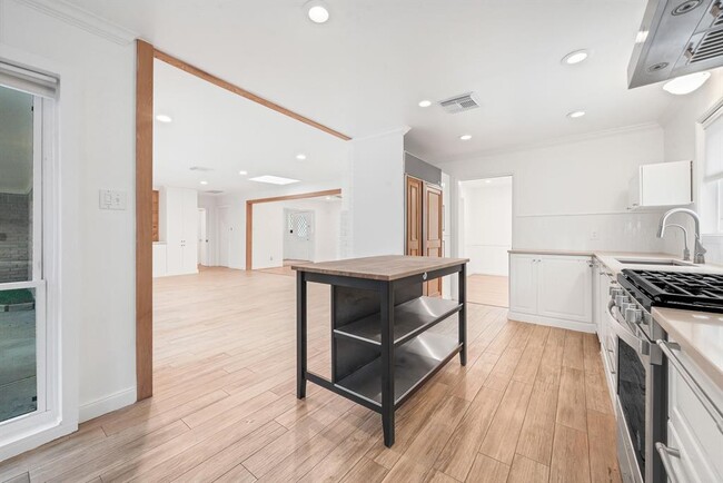 Building Photo - 10166 Hanka Dr