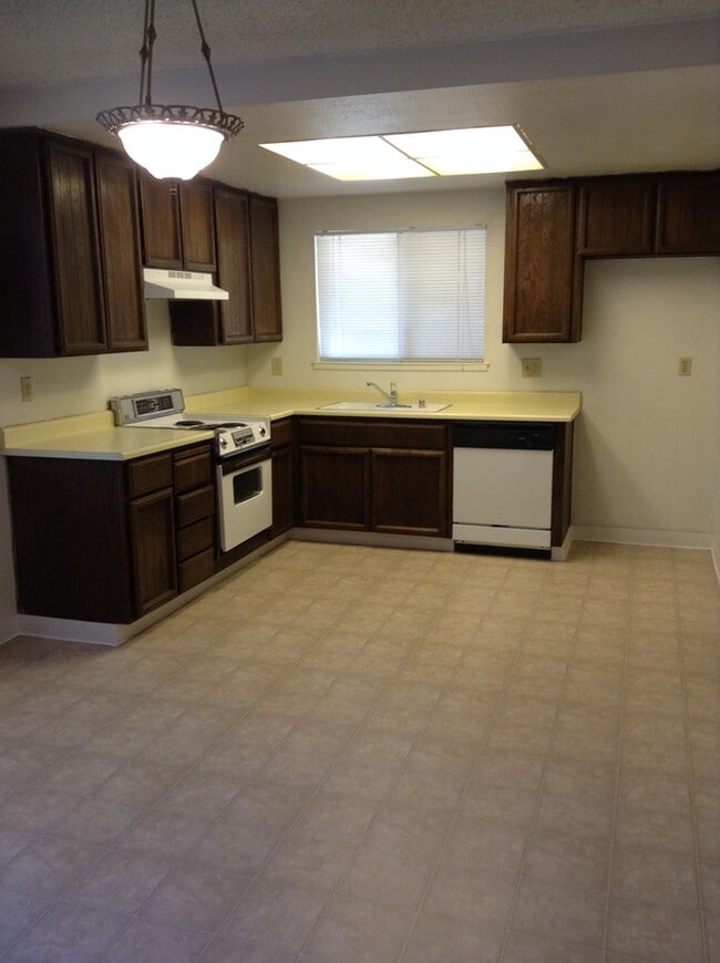 Building Photo - Charming & Cozy Duplex ? 2 Bedroom, 1 Bathroom for Rent!