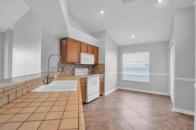 Building Photo - 11102 Lakeside Vista Dr