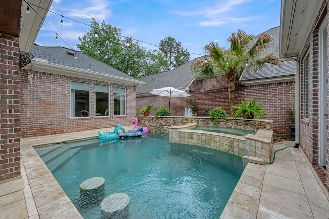 Building Photo - 204 W Pines Dr