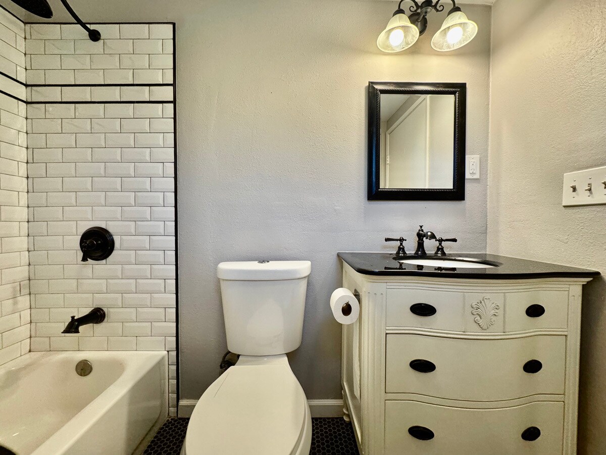 Building Photo - 1054 24th St