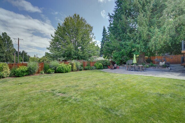 Building Photo - 5bd/2.5ba Edmonds Home