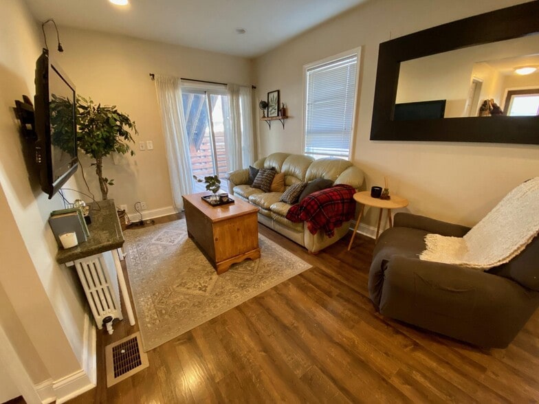 Unit 1 - 4538 Wentworth Ave