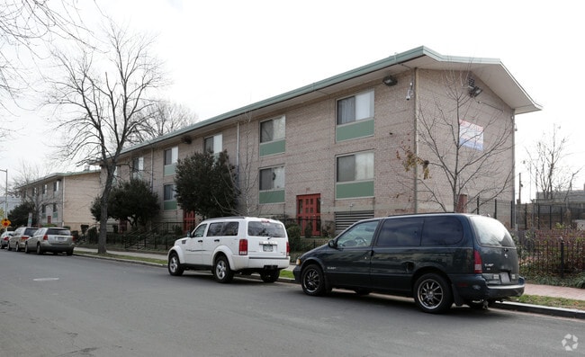 Primary Photo - Kentucky Courts Apartments