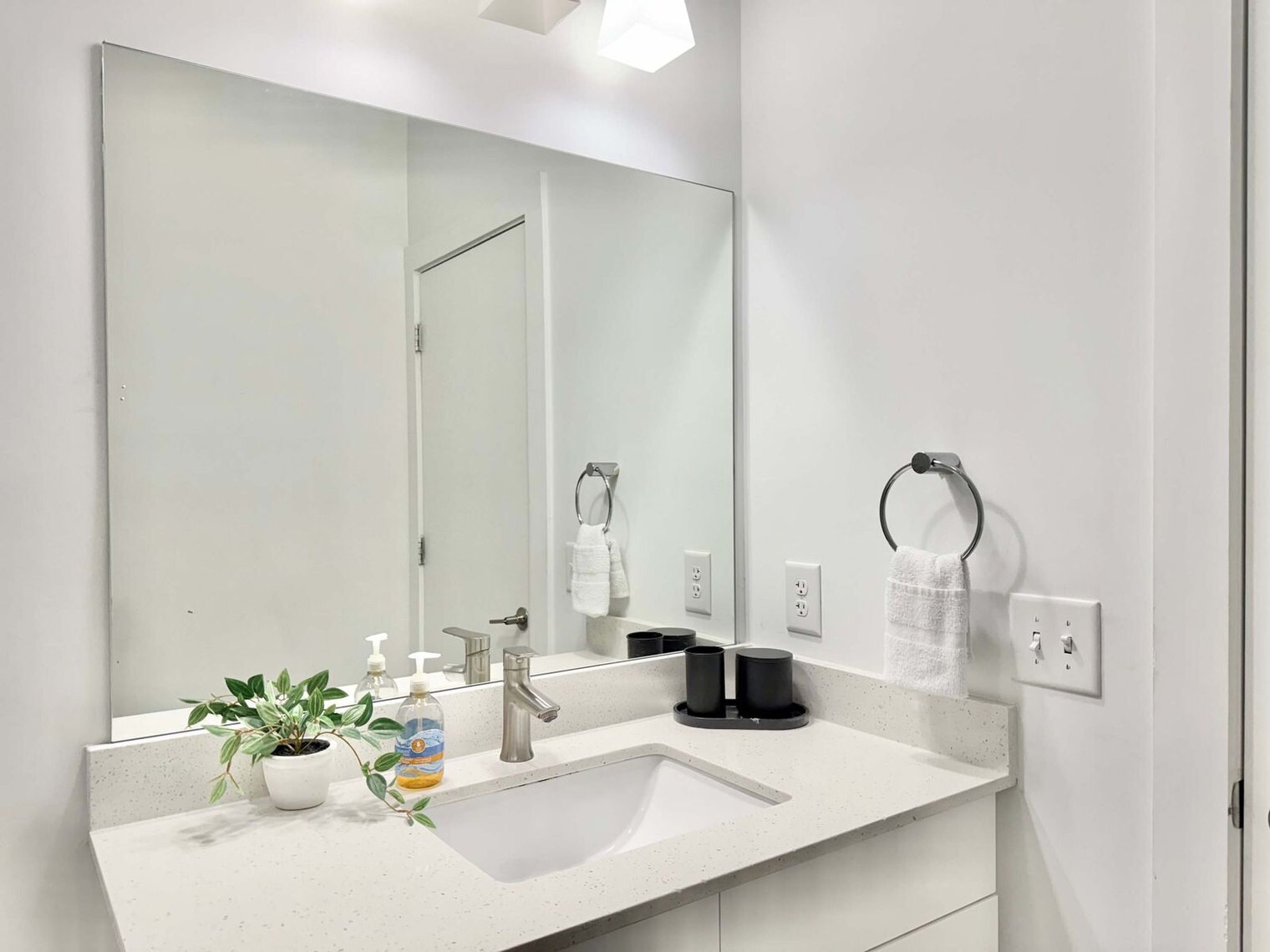 Building Photo - 542 Boulevard NE