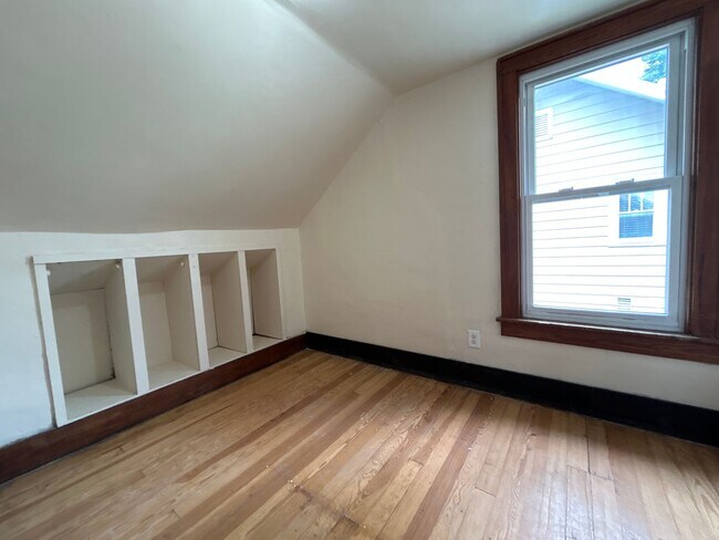 Building Photo - 1714 Roys Ave