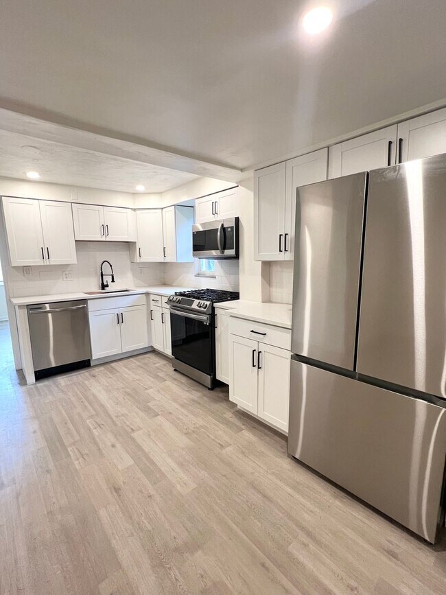 Building Photo - Updated 3 Bed, 1 Bath in Verona- Central Air and Huge Kitchen!!