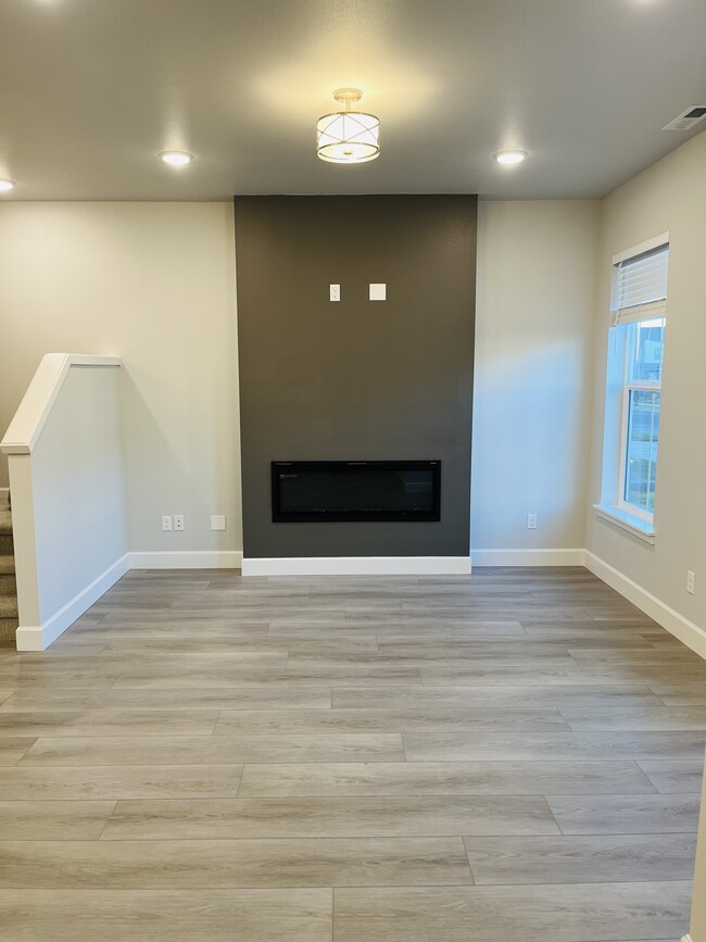 Building Photo - 8206 SE Leafhopper St