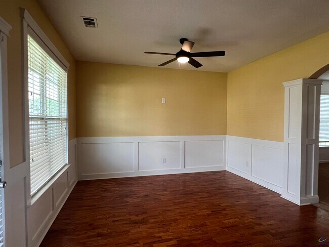 Building Photo - 206 Meyers Lake Dr