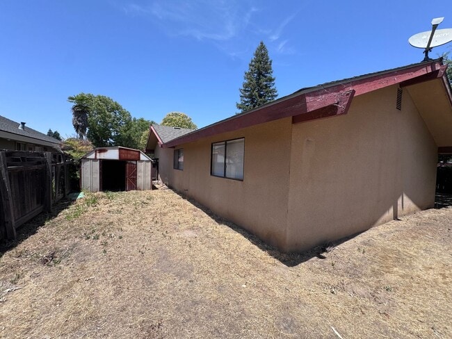 Building Photo - NW Reedley Home Near Shopping Center Rent ...