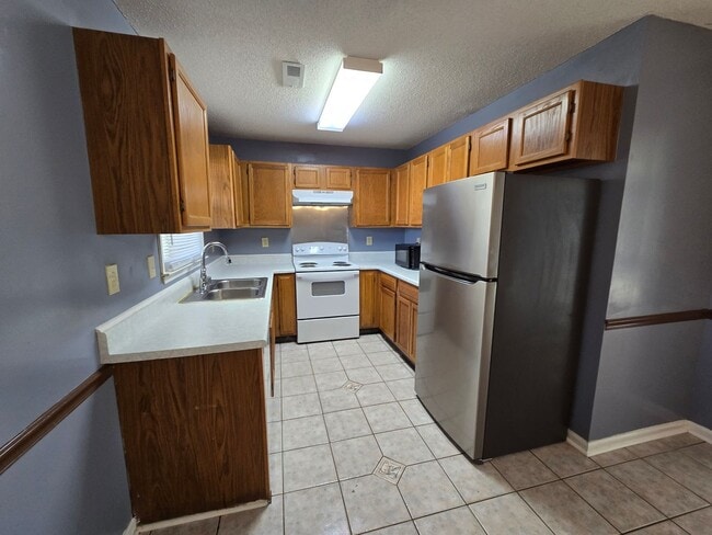 Building Photo - 2 Bedroom 2-1/2 Bathroom Townhouse Style Condo
