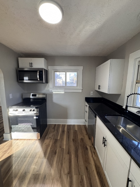 Building Photo - 208 W Brown Ave