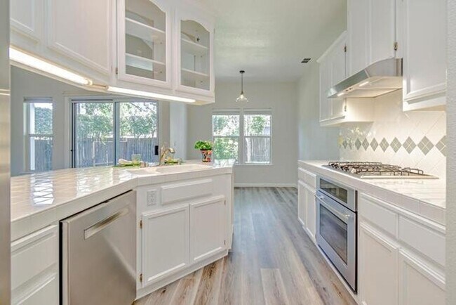 Building Photo - Pristine 3 Bedroom 2 bathroom + Den in Sou...