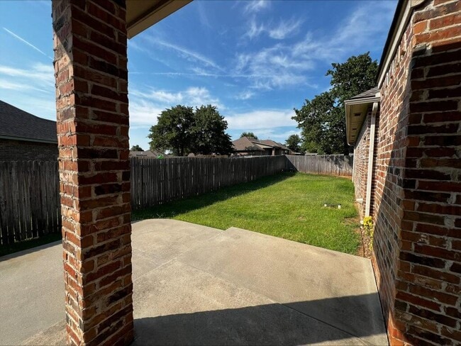 Building Photo - 13111 Red Oak Dr