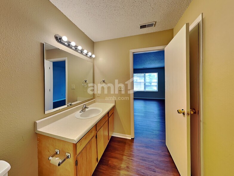 Building Photo - 7650 Scatter Woods Ln