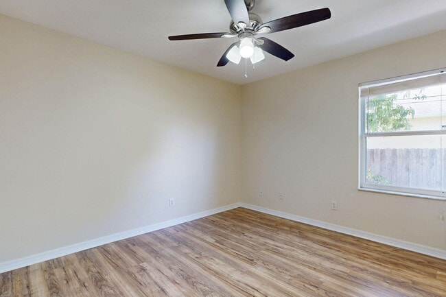 Building Photo - 967 SE Browning Ave