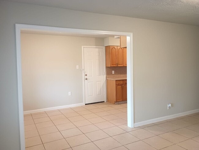 Building Photo - Cozy 2 bed / 1 bath - Move in Ready!