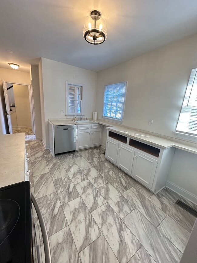 Building Photo - 503 Newport Ave