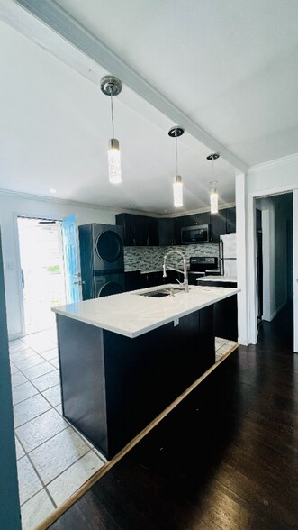 Building Photo - 933 East Ave