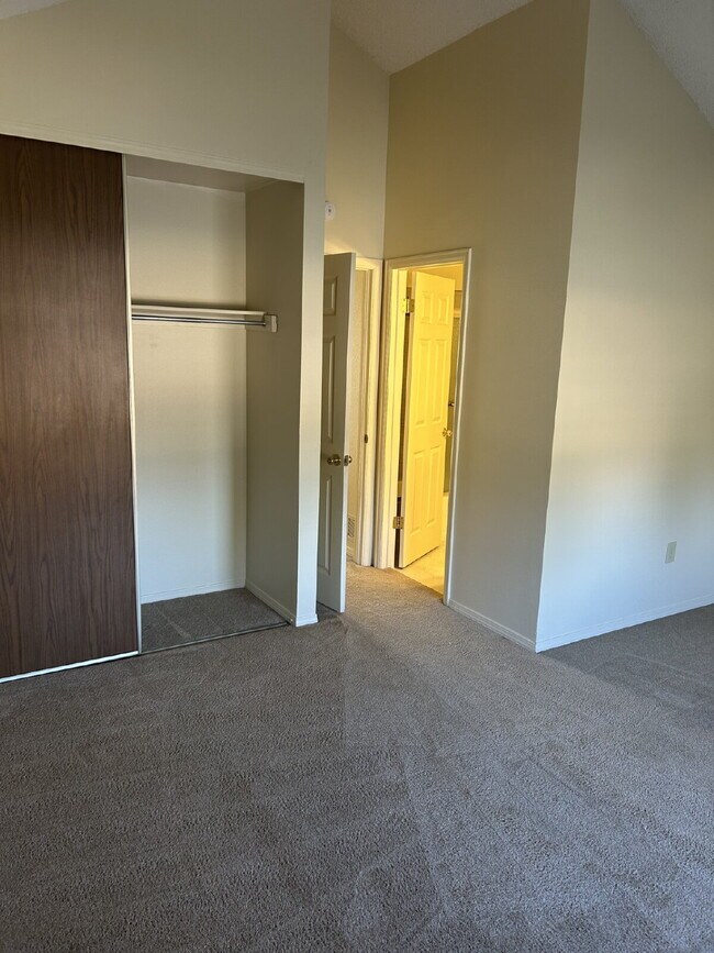 Building Photo - "Charming 2-Bed Condo Retreat with 2.5 Baths in Littleton - 1000 Sq Ft of Comfort!"