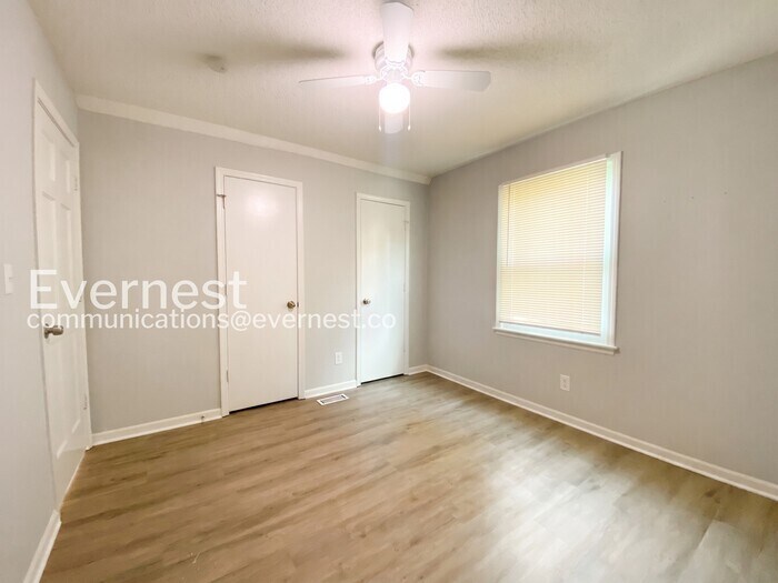 Building Photo - 1104 E Pineview St
