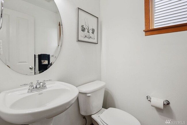 Building Photo - 3 bedroom / 2.5 bathroom townhome in West Seattle's Highland Park.