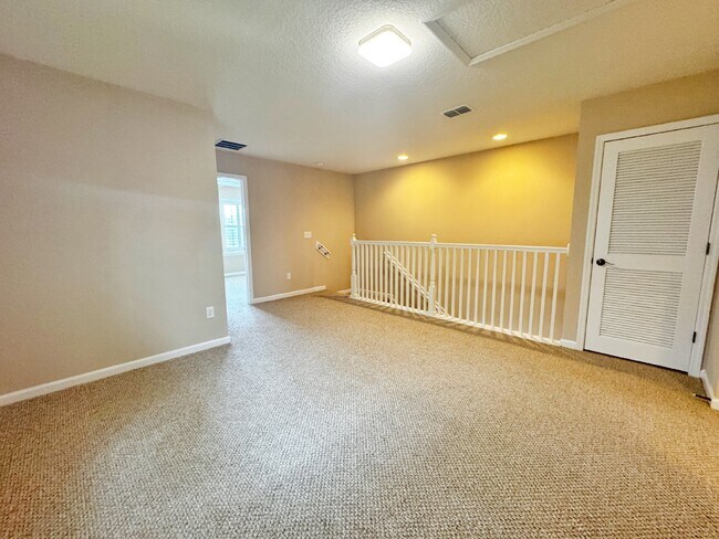 Building Photo - Islander Townhome with water views and garage!