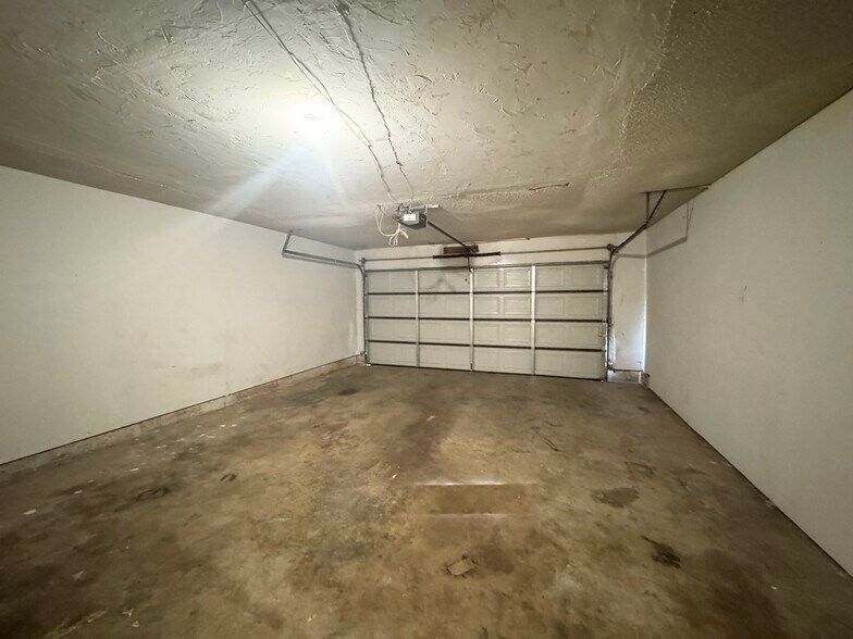 Building Photo - 9821 Larkspur Ln