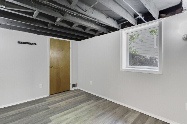 Building Photo - 737 S 30th St