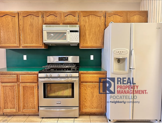 Building Photo - 3 Bed 2.5 Bath Twin Home - Double Car Gara...