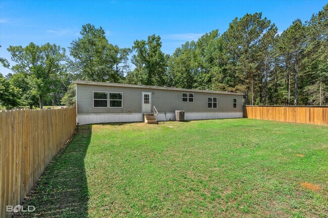 Building Photo - 4BD/2BA home with fenced back yard.