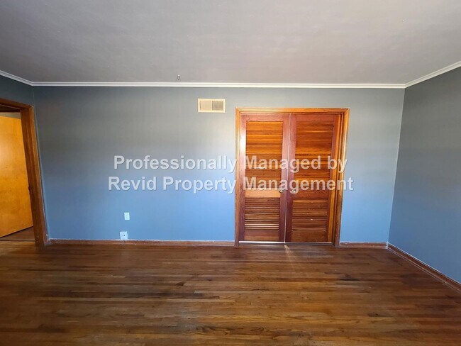 Building Photo - Large 3 bed 1.5 bath!