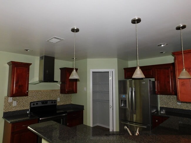 Building Photo - 3 bedroom in Crestwood S/D
