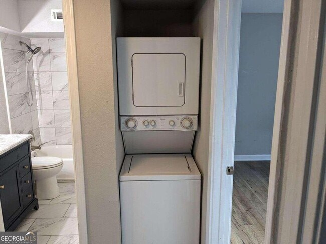 Building Photo - 1418 Foxhall Ln SE