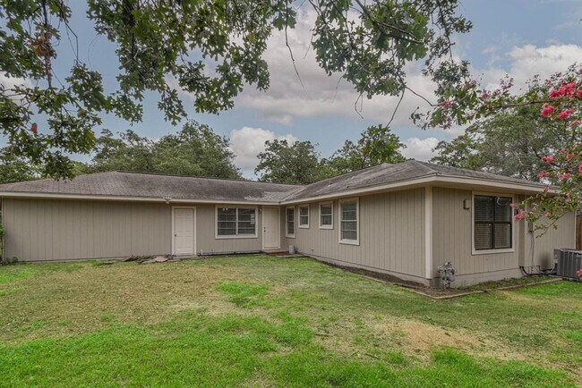 Building Photo - 1509 N San Jacinto St