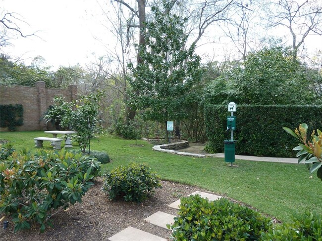 Building Photo - 2224 S Piney Point Rd