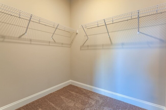 Building Photo - BEAUTIFUL TOWNHOME WITH COMMUNITY POOL- $1000 OFF FIRST MONTH'S RENT WITH FEBRUARY 2026 MOVE-IN