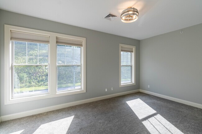 Building Photo - 502 Edgewater Cir