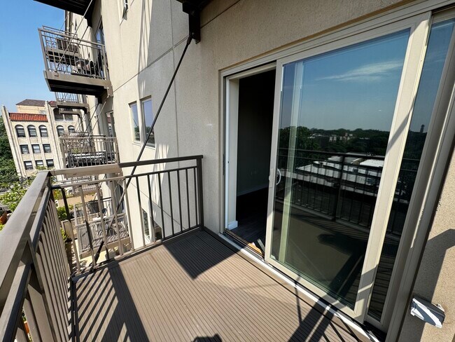 Building Photo - 1323 W Morse Ave