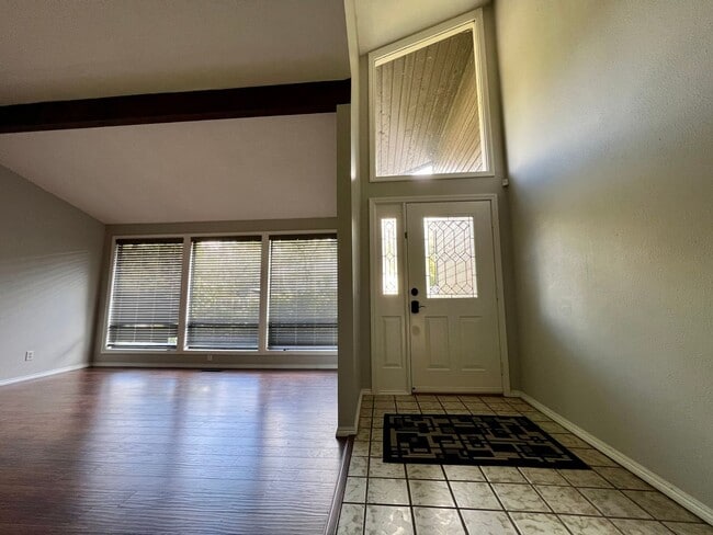 Building Photo - Charming and Spacious Home in a Convenient Gresham Location!
