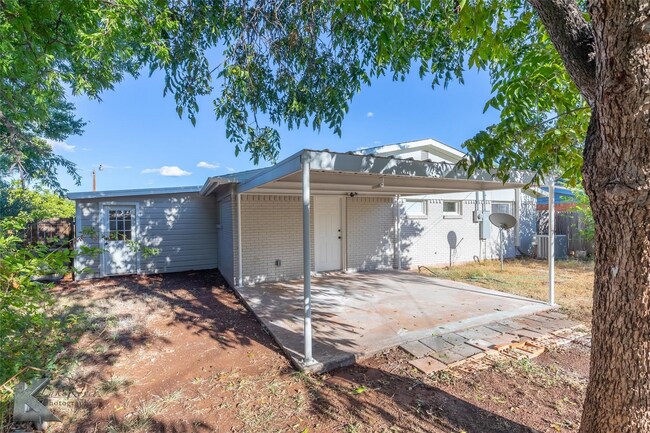 Building Photo - Furnished 3 bedroom 2 bathroom