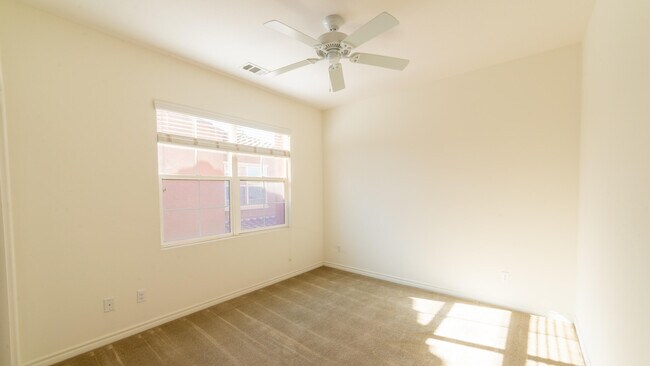 Building Photo - 570 Calle Vibrante