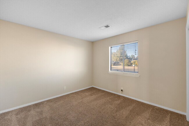 Building Photo - Beautiful House For Rent | 3-Bed 2-Bath | 2-Car Garage | Rio Rancho SE | Large Backyard