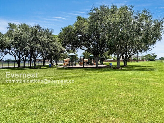 Building Photo - 2038 Woodland Hills Dr