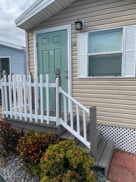 Building Photo - 2580 NE Indian River Dr