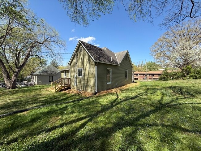 Building Photo - 1514 Jourolman Ave