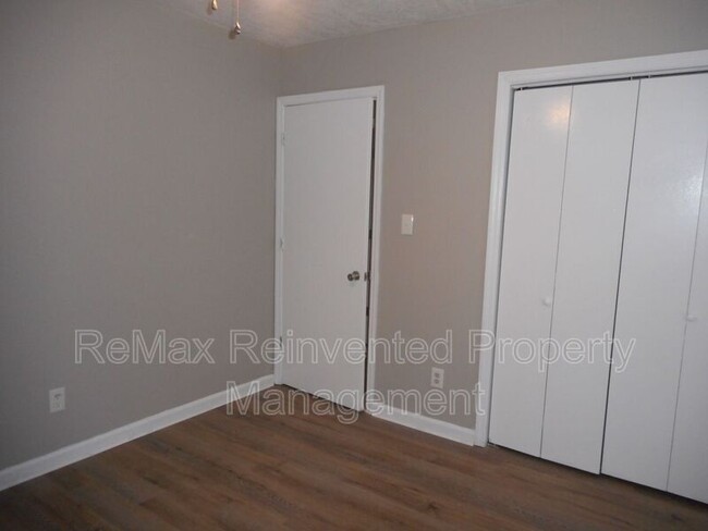 Building Photo - 3010 Miranda Rd