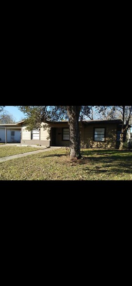 Building Photo - 706 E Polk Ave